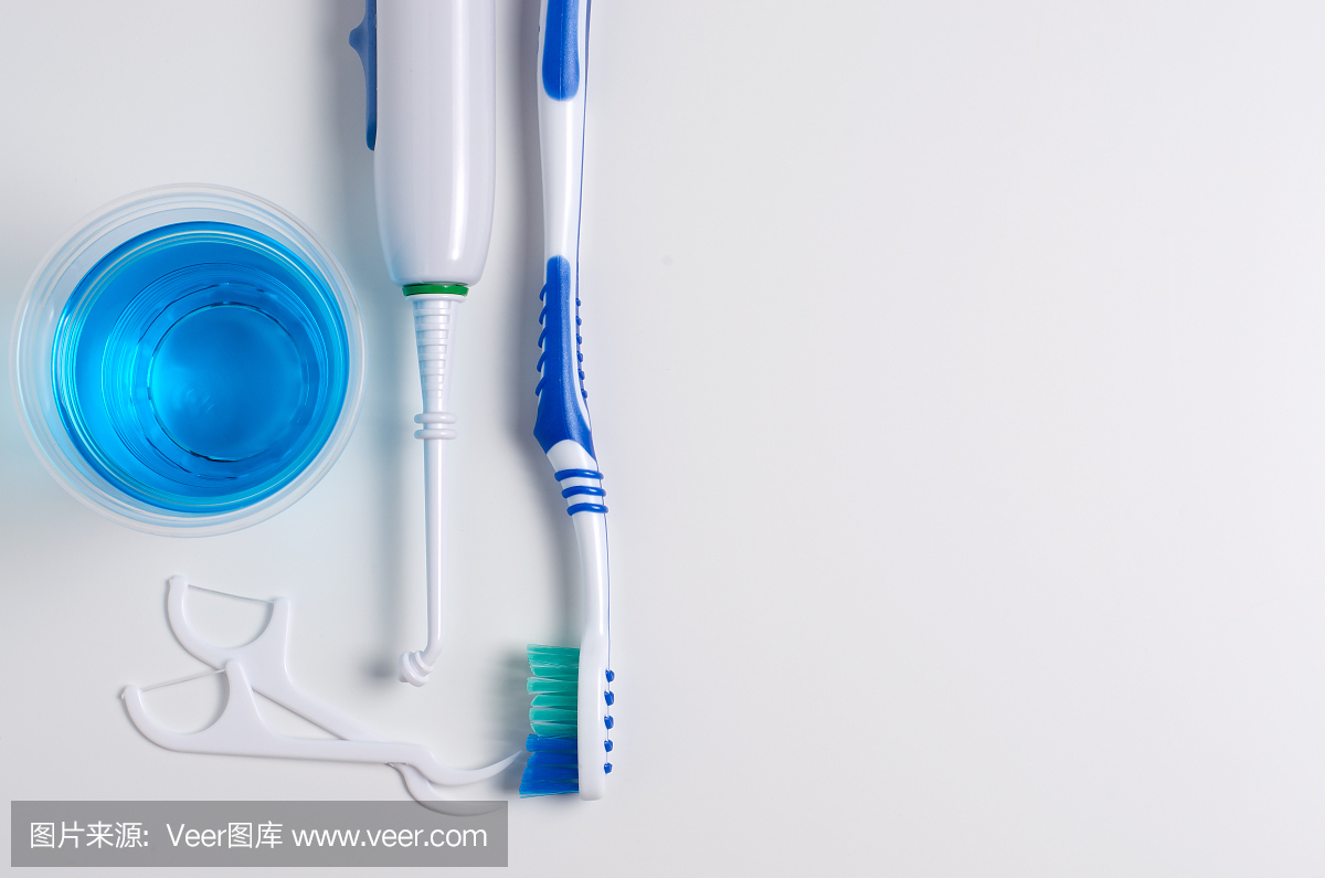 口腔卫生。牙刷,漱口水,牙线,口腔冲洗器。平面俯视图